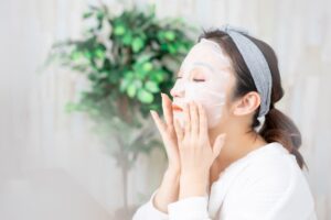 シートマスクを貼る女性